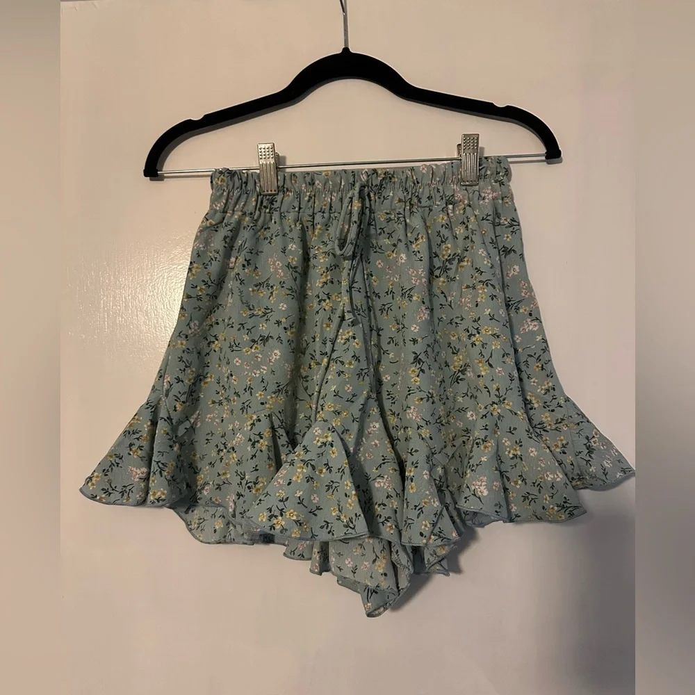 Bayou floral ruffle shorts. Size small. NWT.